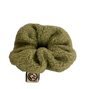 Chouchou vert avocat en peluche bouclée avec texture épaisse et étiquette de marque