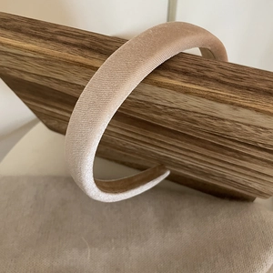 Detail of high-quality thickened champagne velvet headband with soft premium texture