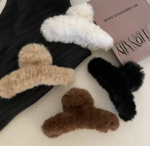 Détail de grandes pinces à cheveux en fausse fourrure de 13cm en quatre tons élégants