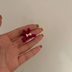 Mini molletta per capelli con orecchie di coniglio floccate rosa e fiocco d'oro