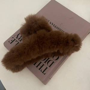 Pince à cheveux 13cm en fausse fourrure marron élégante pour cheveux volumineux