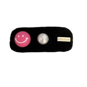Plüsch-Haarclip in Schwarz mit rosa Smiley, grauer Perle und goldener Metallplakette