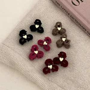 Set de 8 mini pinzas de terciopelo francés para el pelo con corazón dorado en tonos cálidos