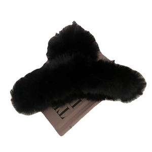 Grande pince à cheveux 13cm en peluche noire élégante pour cheveux épais sur décor