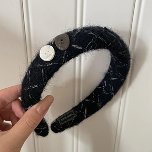 Bandeau en laine tricotée avec surpiqûres blanches et boutons décoratifs pour femme