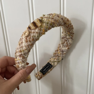 Bandeau en tricot fait main avec texture tweed colorée et boutons rétro élégants