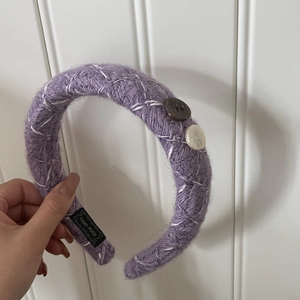 Serre-tête en tricot violet avec étiquette faite main et boutons, accessoire cheveux élégant
