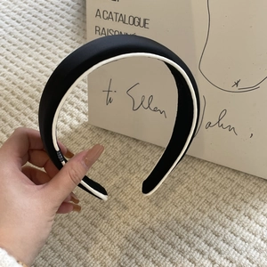 Detail view of thickened black and white contrast sponge headband with French elegant style