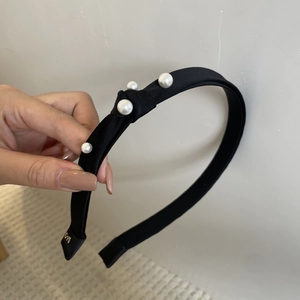 Serre-tête élégant en satin noir avec perles blanches et pendentif doré lettre M