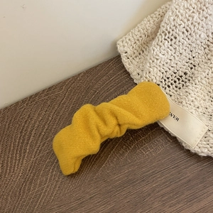 Barrette à cheveux ondulée jaune en imitation laine pour femme avec texture douce