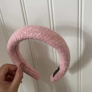 Thick light pink tweed sponge headband with retro padded texture for a high crown look