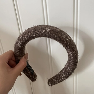 Chic tweed hairband with thick sponge padding and metallic thread in brown and white finish