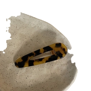 Elegant tortoiseshell acetate hair clip in hollow teardrop shape for women