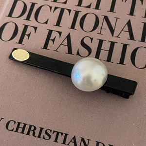 Pince à cheveux noire élégante avec une grande perle d'imitation blanche et étiquette
