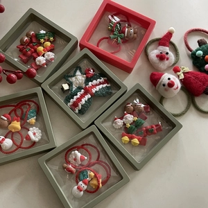 Coffret d'accessoires de Noël pour cheveux avec Père Noël dans une boîte 3D rouge