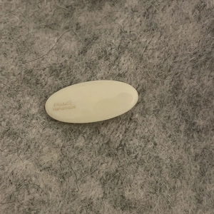 Barrette à cheveux ovale en acétate faite à la main en blanc crème avec lettrage