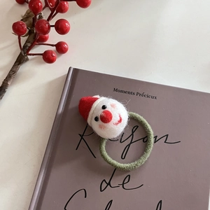 Détail macro de l'élastique à cheveux en feutre de laine Père Noël fait à la main