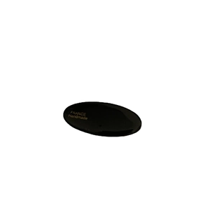 Barrette ovale en acétate noir avec logo doré France Handmade sur un fond blanc épuré