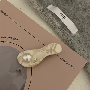Elegant cream marble acetate hair clip with pearl and rhinestone in Korean style