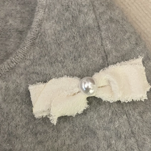 Eleganter dunkelgrauer Tweed-Haarclip mit Schleife, Perle und ausgefransten Stoffkanten