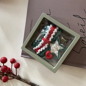 Lot de trois barrettes de Noël faites à la main au crochet avec nœuds et étoiles festifs