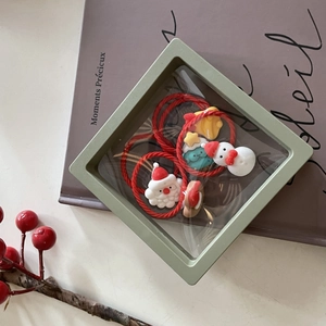 Détail de l'ensemble d'élastiques de Noël avec Père Noël dans une boîte cadeau verte