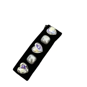 Fermaglio per capelli in velluto con cuori, perle e cristalli su una base nera elegante