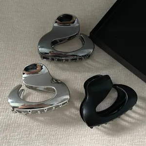 Minimalist Alloy Metal Heart Hair Claw Clip Large Hollow Irregular Shark Clip Polished Metallic Hair Accessories For Women Jewelry