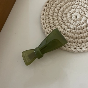 Fermaglio per capelli a fiocco in resina verde scuro con timbro dorato fatto a mano