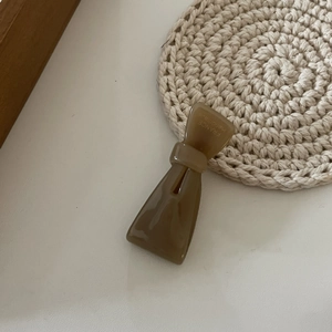 Dettaglio dell'incisione France handmade su un grazioso fermaglio per capelli kaki
