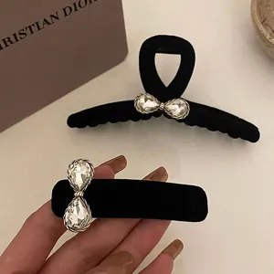 Elegantes Set aus schwarzen Samt-Haarspangen mit Strasskristallen und goldenen Metalldetails