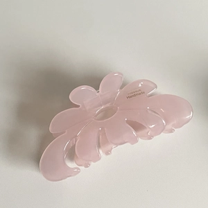 Dettaglio molletta per capelli a fiore rosa con scritta dorata France Handmade