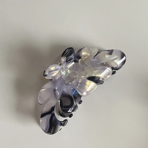 Dettaglio della pinza per capelli in acetato grigio-viola con scritta France Handmade