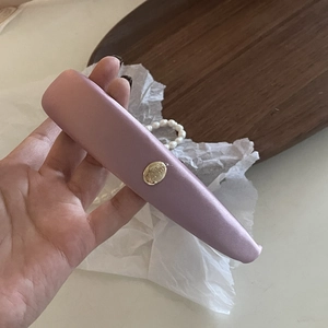 Elegante cerchietto largo in raso rosa con etichetta in metallo dorato per un look raffinato