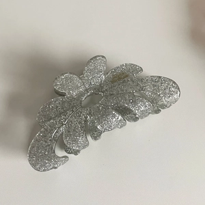 Pinza per capelli a fiore in acetato argento glitterato per acconciature eleganti