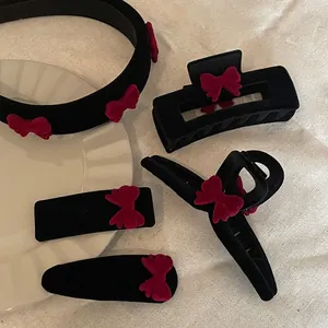 Ensemble d'accessoires de cheveux en velours rouge avec serre-tête et pinces assorties