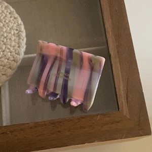 Eleganter französischer Marmor Acetat Haarklammer mit rosa und lila Verlaufsmuster