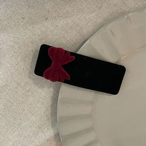 Barrette à cheveux élégante avec nœud en velours rouge et base noire style rétro français