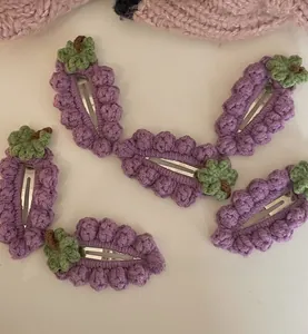 Détails de pinces à cheveux en tricot faites à la main avec raisin violet et feuilles