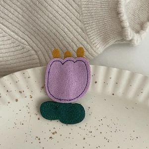 Graziosa molletta per capelli a tulipano fatta a mano in feltro viola per bambini