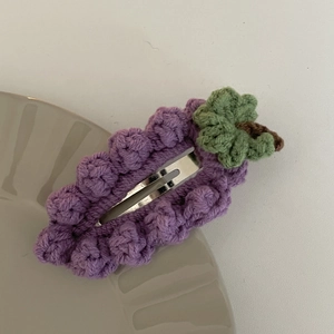 Barrette à cheveux faite main en forme de raisin tricoté violet avec feuilles vertes