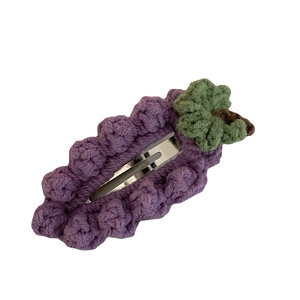 Barrette à cheveux raisins violets crochetés à la main avec feuilles et clip en métal