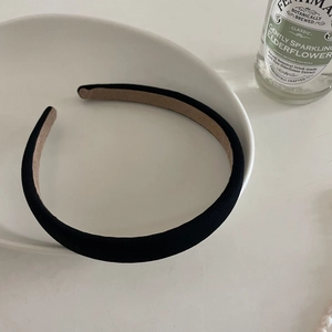 Detail of minimalist black fabric headband with anti-slip khaki velvet inner lining