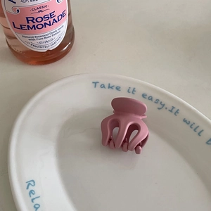 Elegant matte Morandi pink hair claw clip in a minimalist design on a ceramic plate