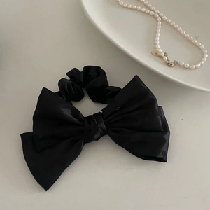 Chouchou élégant avec grand nœud en satin noir et détails de perles de style français