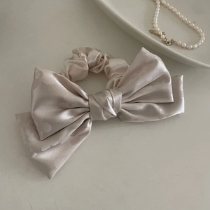 Chouchou élégant en satin champagne avec nœud et perles dans un style vintage français