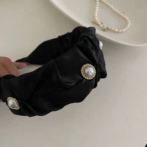 Serre-tête élégant en satin noir avec grandes perles et détails dorés pour femme