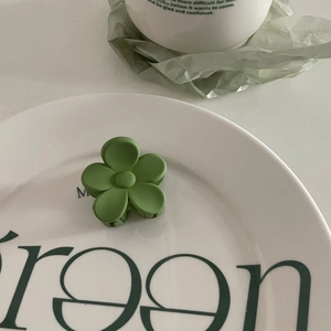 Pince à cheveux fleur vert herbe givré au design minimaliste pour coiffure féminine