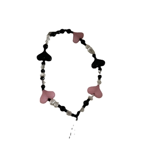 Dragonne de téléphone avec perles de cœur roses, noires et cristaux élégants