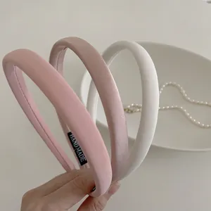 Serre-têtes rembourrés rose et beige avec étiquette faite main dans un style élégant